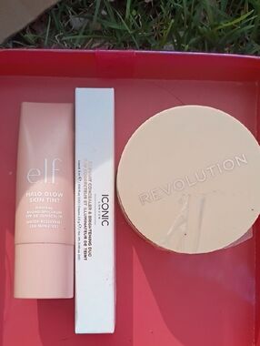 Makeup Revolution Compact Foundation Beige - Smooth Matte Coverage